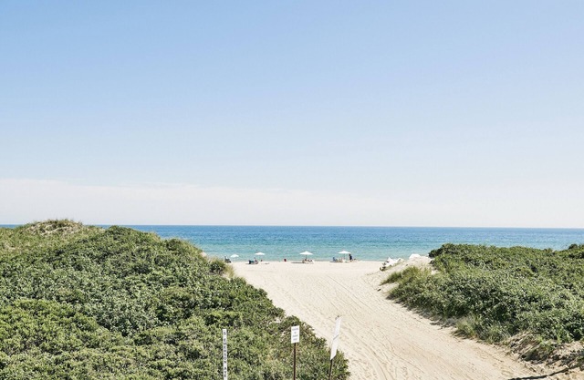 Ideal Mix of Comfort and Value! Beachfront Property, Free Parking, Pool