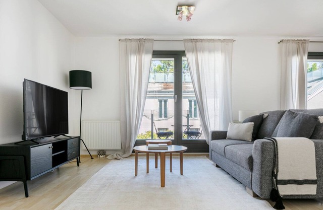 Ideal Naschmarkt 1BR w/ Elevator, Balcony, near U4, dining, by Blueground