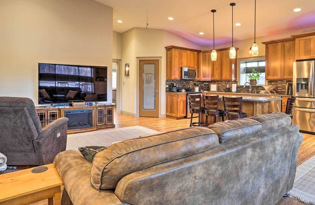 Ideally Located Alaskan Getaway w/ Patio & Hot Tub