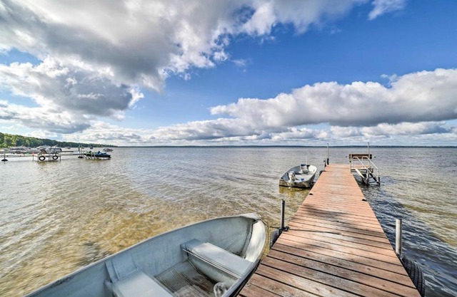 Ideally Located Cabin with Direct Lake Access!
