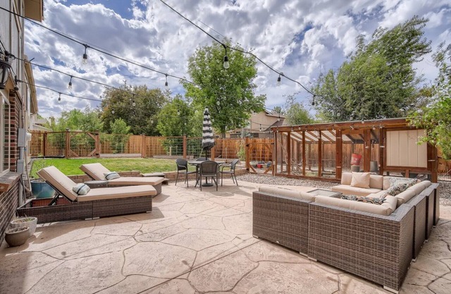 Ideally Located-Park-Pet Friendly-Fenced Yard