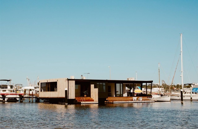 Idle Lake House Floating Dockside Accommodation