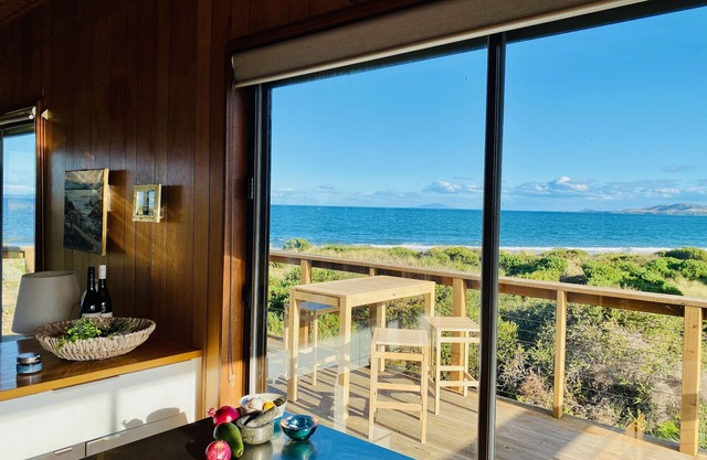 IdleWild - Secluded Absolute Beachfront Escape
