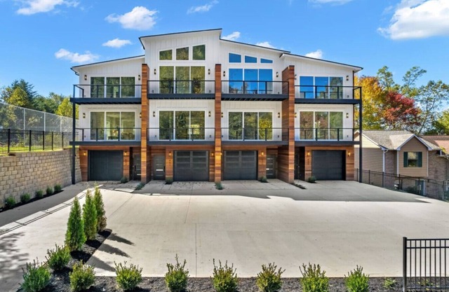 Idlewood Suites ~ 3-Story West Knoxville Suite #1