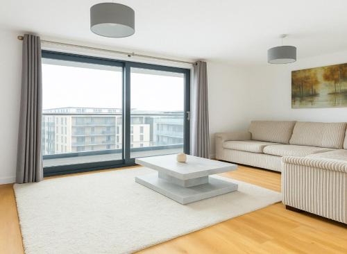 Idyllic 2 Bed Flat with Balcony in Canada Water