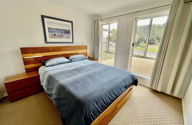 Idyllic 3 bedroom holiday accommodation, short walk to beach.