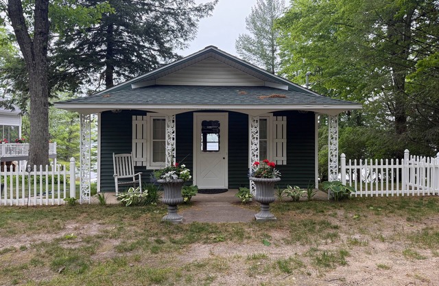 Idyllic 3-Bedroom Lake Front Cottage on Ford Lake