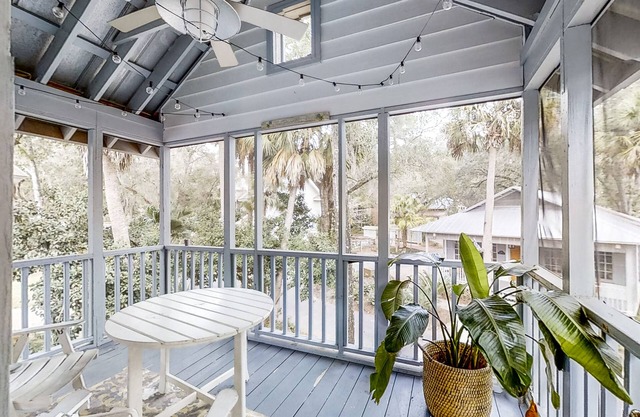 Idyllic Cottage with Access to Pool, Hot Tub, Fitness Center & Floating Docks