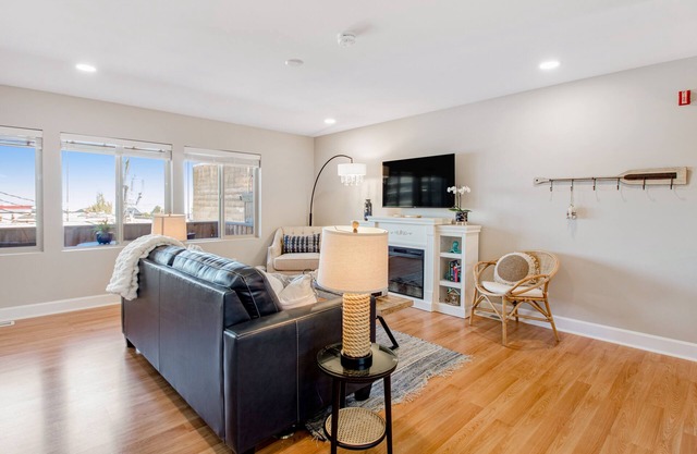 Idyllic downtown studio with water views, free WiFi, full kitchen & modern touch