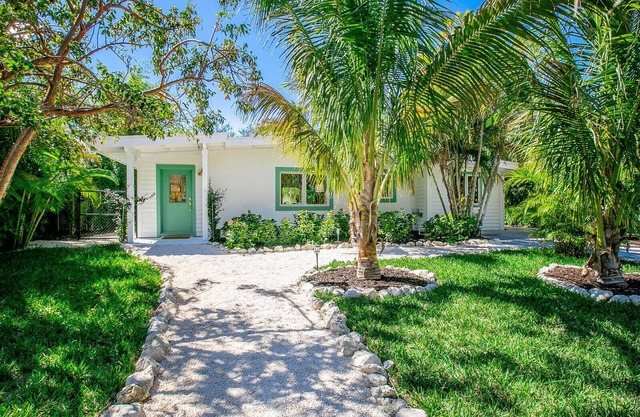Idyllic garden oasis right next to most beautiful, quiet Whitney beach.