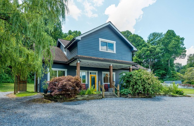 Idyllic home with 2 separate apartments near skiing/hiking - firepit, fast WiFi