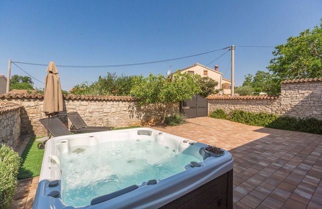 Idílica casa de piedra de Istria con bañera de hidromasaje, mesa de ping-pong, barbacoa y habitaciones con aire acondicionado