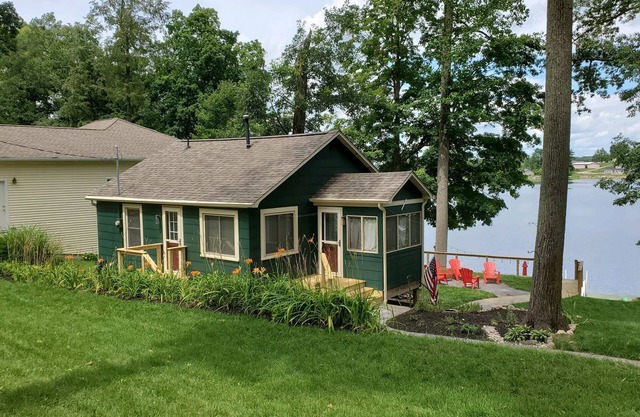Idyllic Lake Cottage on Papakeechie Lake