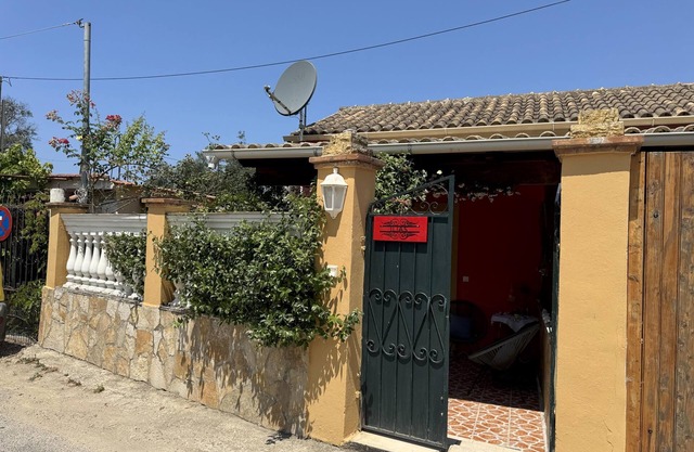 Idílico en el campo y no lejos de la playa con Wifi, Holiday home Paramonas, Corfú