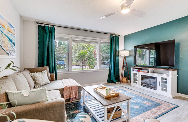 Idyllic Sarasota Home w/ Yard: 2 Mi to Beach!