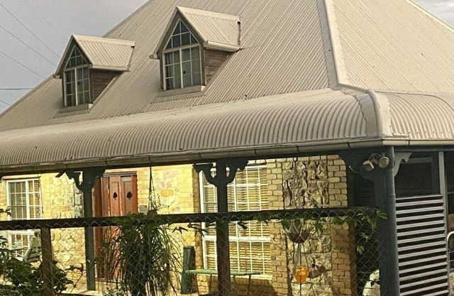 Idyllic stone cottage in the heart of Childers.