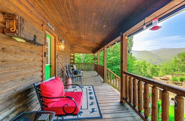 Idyllic Sylva Cabin w/Great Smoky Mountains View!
