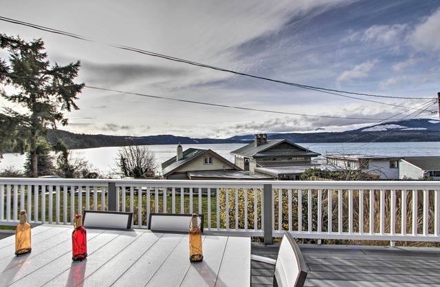 ¡NUEVO! Waterfront Cottage w / Beach + Sunset Views!