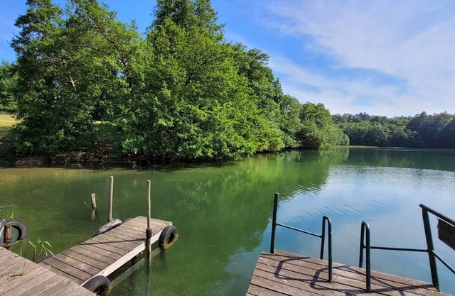 Idílica casa del bosque en el lago con embarcadero, ubicación aislada