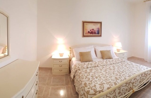 Iglesias, villa nestled in a park of 7000 square meters, up to 12 people