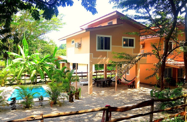 casa Iguana muy cerca de la playa con una lindissima vista en la jungla