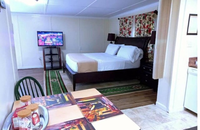 Ike's Place - Come Stay, Work, and Play!