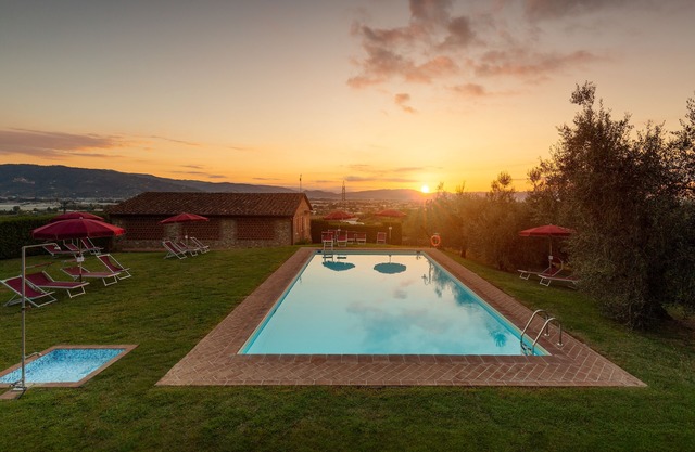 Il Cavaliere - tuscan farmhouse with pool on the wine road of Montecarlo-Lucca