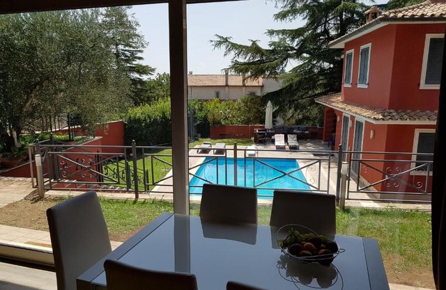 IL CICLAMINO POOL FOR YOUR SOLE USE BIG IN-GROUND - 70m2 house & 300m2 outdoor, child & pet friendly, 10 minutes drive to Montebello Station connecting to Rome centre in 20 minutes, 3 minutes drive to supermarket -4 language warm guest care