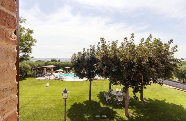 Il Ciliegio, aplicación en una villa típica con piscina a 7 km del mar, Senigallia, Marche