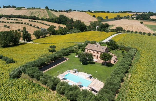 Il Girasole, aplicación en una villa típica con piscina a 7 km del mar, Senigallia, Marche