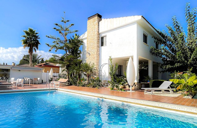 illa Haygón con piscina climatizada, bbq y sauna
