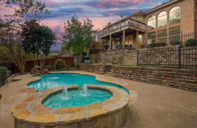 Illuminous Home, Private Pool, 4 min Walk to Lake