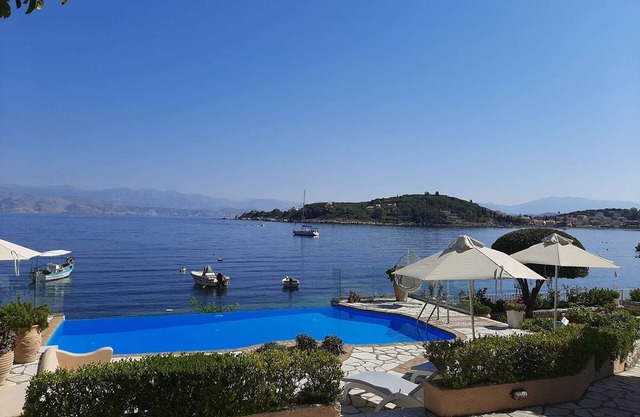 Villa frente a la playa con vistas de 180 grados, al Kassiopi / puerto al sur