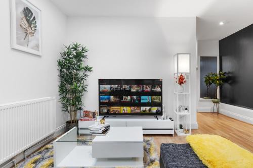 Immaculate 2-Bed London Escape- Sleeps 6- Garden & Parking - 15 Mins to Central- Save 20 Percent Weekly!