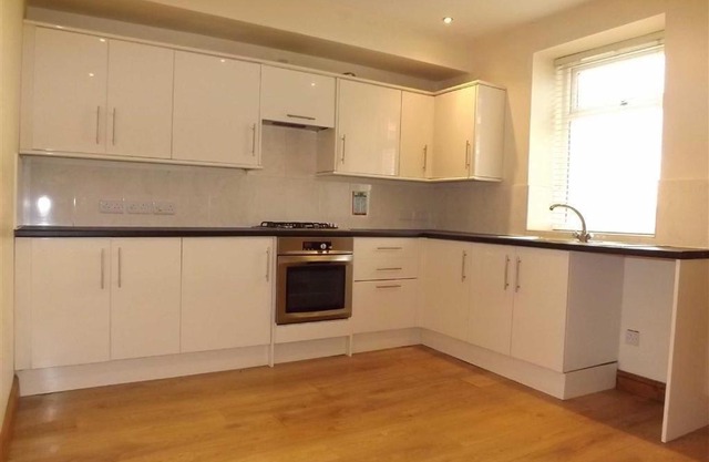 IMMACULATE 2 BEDROOM HOUSE modern