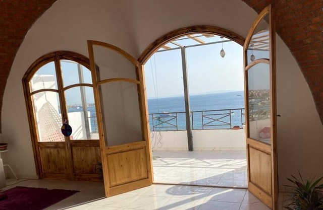 Immaculate 3-bed Apartment sea View