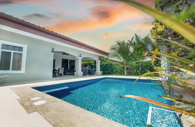 This villa is a 3 bedroom(s), 2 bathrooms, located in Bejuco, Puntarenas Province.