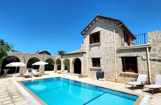 Casa tradicional de vacaciones de piedra amarilla