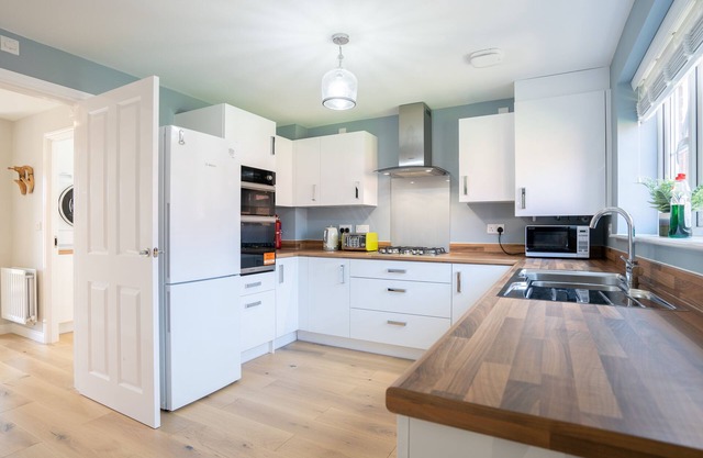 Immaculate 4-Bed House 5mins walk to Village shop