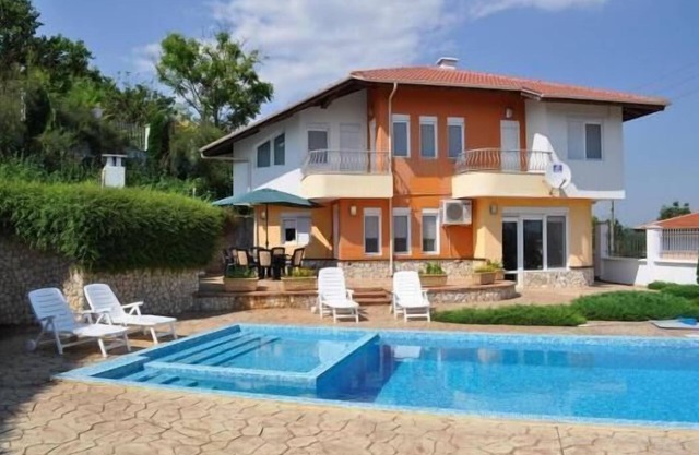 Immaculate 6-Bed Villa in Balchic Bulgaria