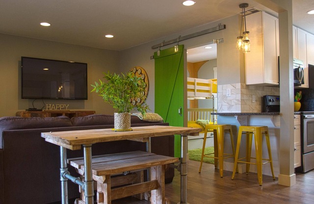 Inmaculado completamente remodelado con plano de planta abierto, hermosos muebles