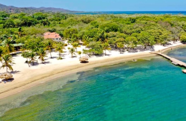 Inmaculado, cuidado jardín en un complejo privado, a pasos de la playa y la piscina
