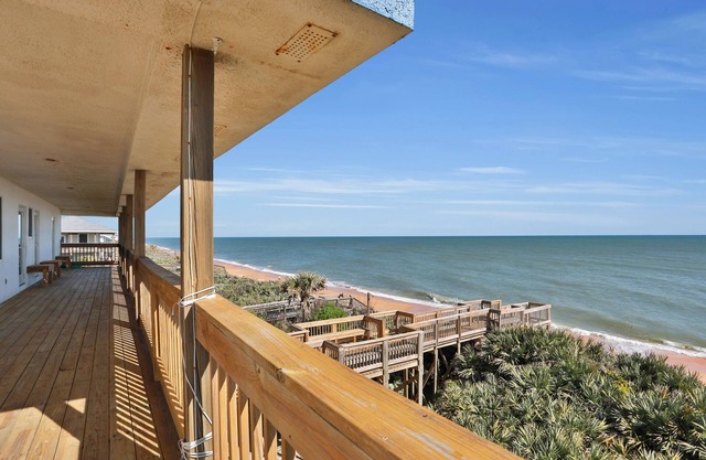 Immaculate, modern stay steps to beach with amazing ocean views