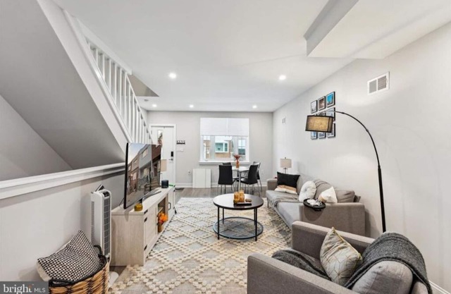 Immaculate, Modern 3 Bedroom 2 Bath Full House Mins away from Stadiums