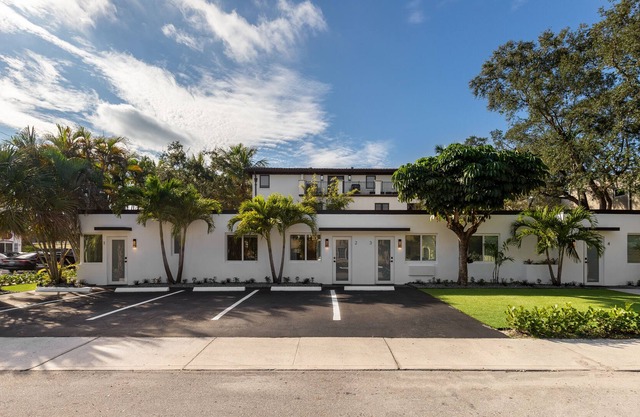 Immaculate One-Bedroom Vacation Rental- WALK TO LAS OLAS