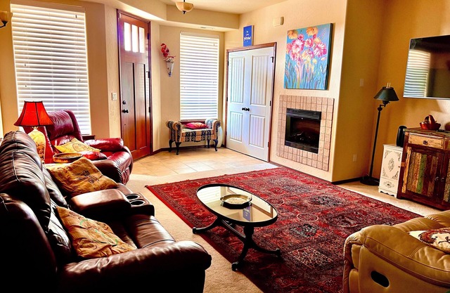 Immaculate w/all you need. Min 14 days. CDA 6 miles. Book directly with host.