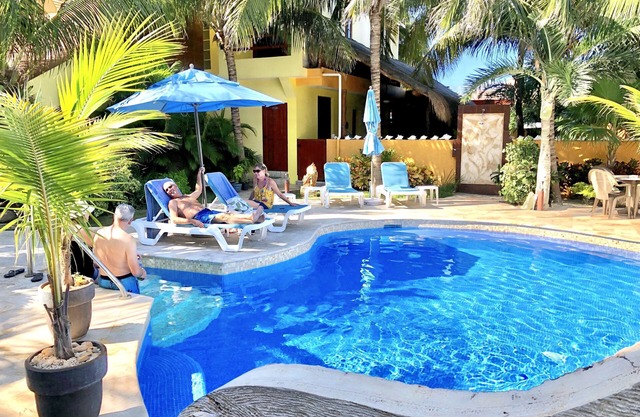 ¡Nuevo apartamento privado! Piscina de agua salada, cerca de la playa y del pueblo. BBQ!