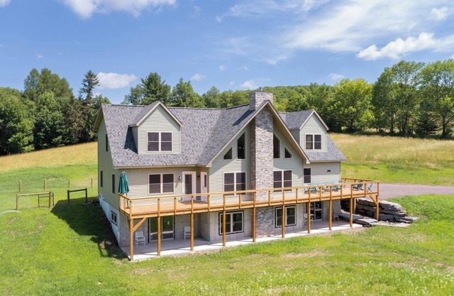 Immense 4BR Mountain Top Home with Acres of Privacy and Peace