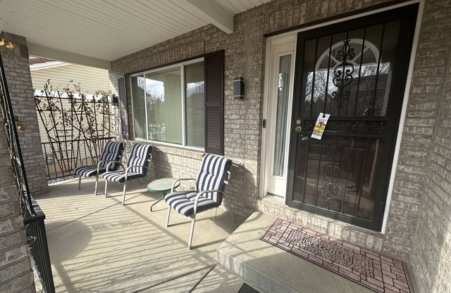 Immense Home Minutes from the Airport open in new