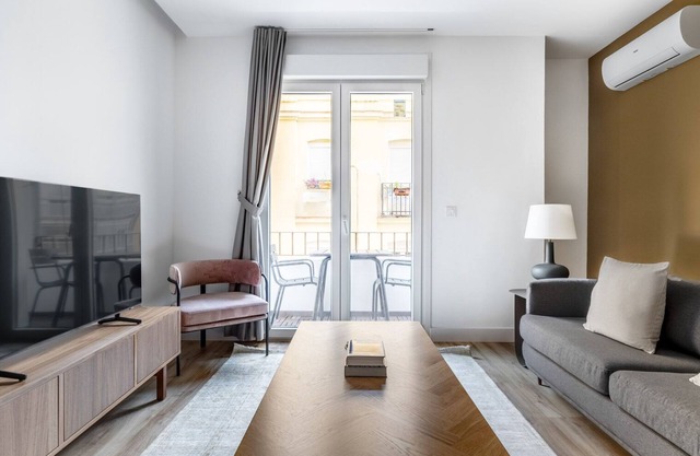 Immpecable Salamanca 3BR, by Blueground